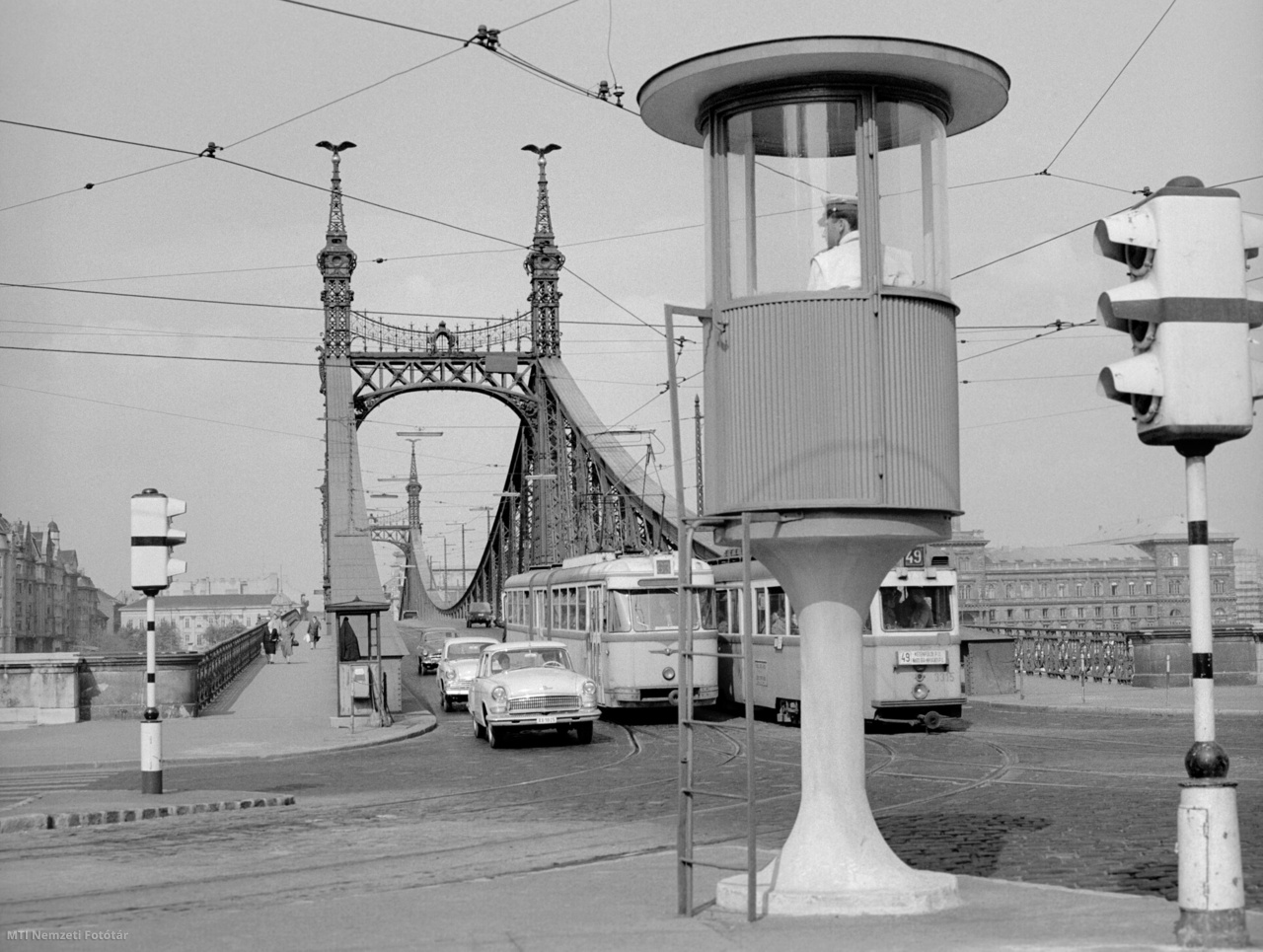 Budapest, 1965. május 17. Rendőr irányítja a forgalmat a Szabadság híd Gellért téri hídfőjénél.