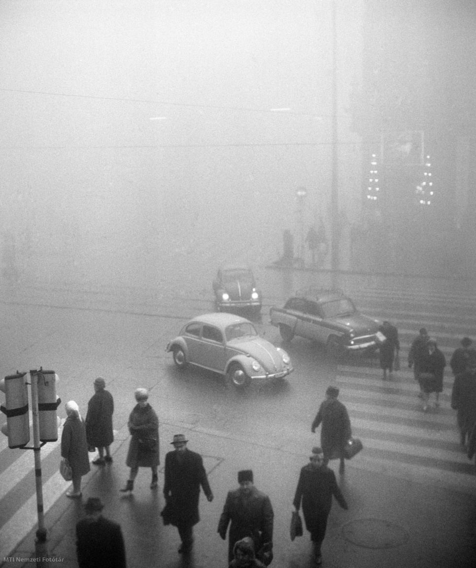 Budapest, 1965. december 20. Gyalogosok, forgalom a reggeli ködben, a fővárosban.