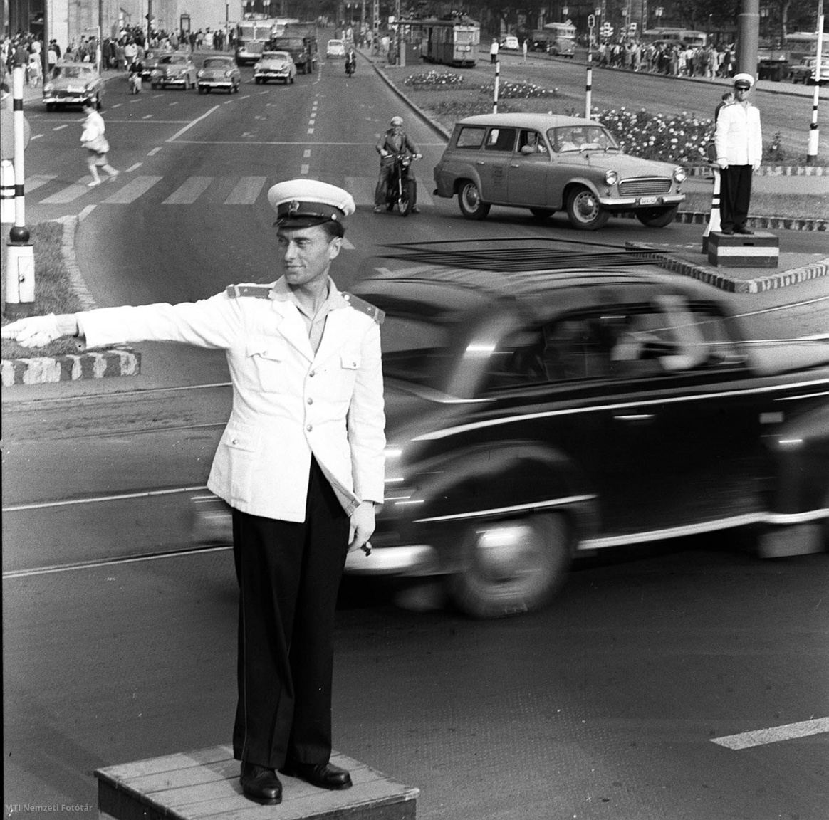 Budapest, 1965. július 7. Budapesti pillanatkép – rendőr irányítja a forgalmat az Engels tér és a Madách tér között.