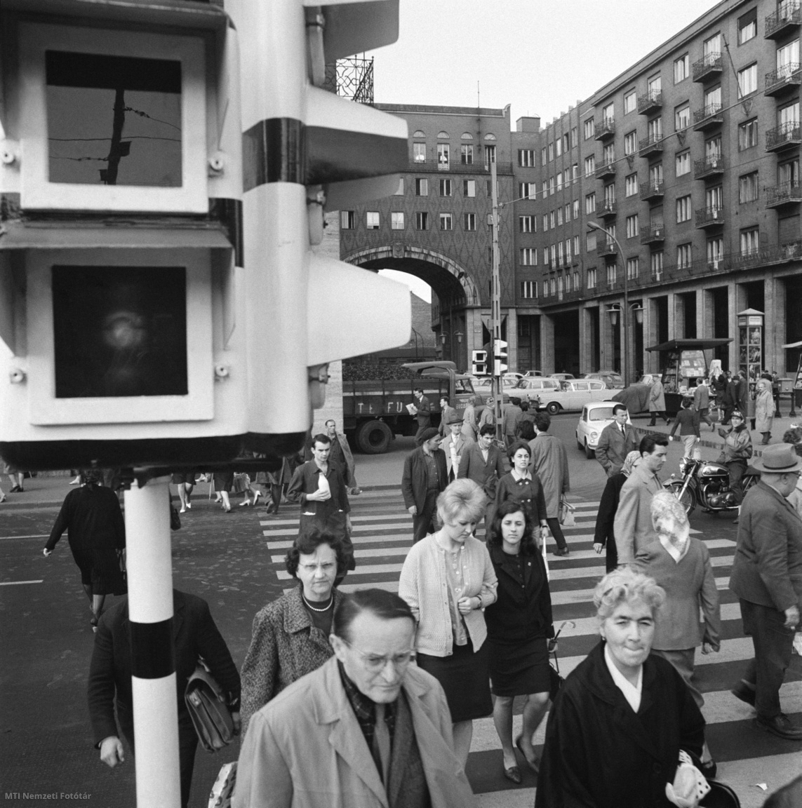 Budapest, 1965. június 15. A forgalomirányító jelzőlámpa szabad jelzésénél a gyalogátkelőhelyen áthaladó járókelők a Deák térnél, a Tanács körúton.