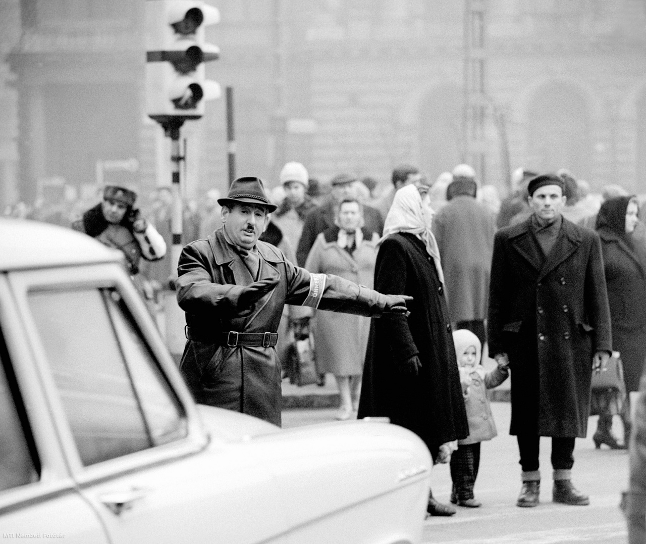 Budapest, 1965. január 16. Önkéntes rendőrök is részt vesznek a forgalomirányításban. A kék karszalagos önkéntesek a napi munkaidejükön kívül látják el a rájuk bízott rendőri teendőket.