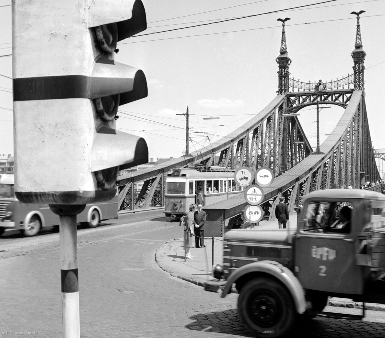 Budapest, 1959. május 24. Az Építőipari Fuvarozó Vállalat teherautójának vezetője a Szabadság hídnál figyeli a jelzőlámpát és a KRESZ-táblákat a Belügyminisztérium Budapesti Főkapitányság Közlekedésrendészeti Osztálya és a Közlekedés- és Postaügyi Minisztérium (KPM) Autófelügyelet által szervezett KRESZ-versenyen. A 278 részvevő a Hősök teréről indult és a kijelölt útvonalat megtéve ugyanoda tért is vissza.