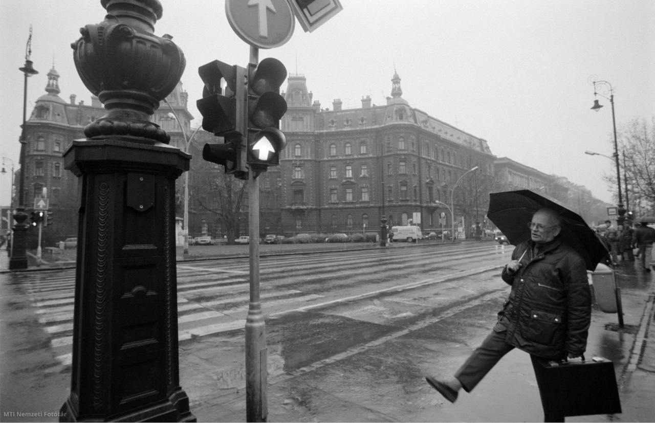 Budapest, 1990. november 27. A Kodály körönd forgalmát irányító jelzőlámpák a közelmúltban felállított, századelőt idéző utcai világítótestek miatt láthatatlanokká váltak a gyalogosok számára.
