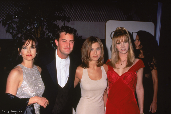 Courteney Cox, Matthew Perry, Jennifer Aniston és Lisa Kudrow, a Jóbarátok című vígjátéksorozat amerikai színészei pózolnak egy képen a Golden Globe-díj-átadón 1996 januárjában