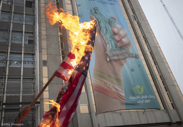 Tüntetők amerikai zászlót égetnek Teheránban 2023. november 4-én