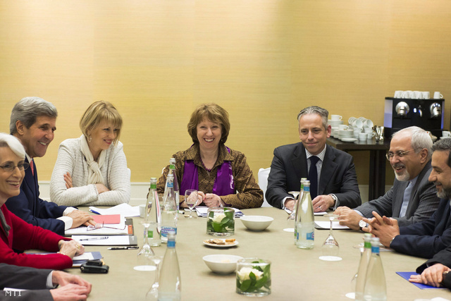 John Kerry amerikai külügyminiszter (b2), Catherine Ashton, az Európai Unió kül- és biztonságpolitikai főmegbízottja (k) és Mohamad Dzsavad Zarif iráni külügyminiszter (j2) Genfben.