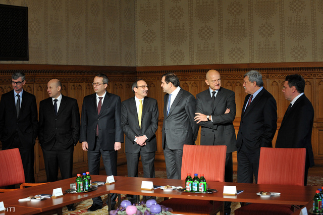 2011, a Bankszövetség és a kormány közötti megállapodásban érintett pénzintézetek vezetőinek találkozója az Országházban