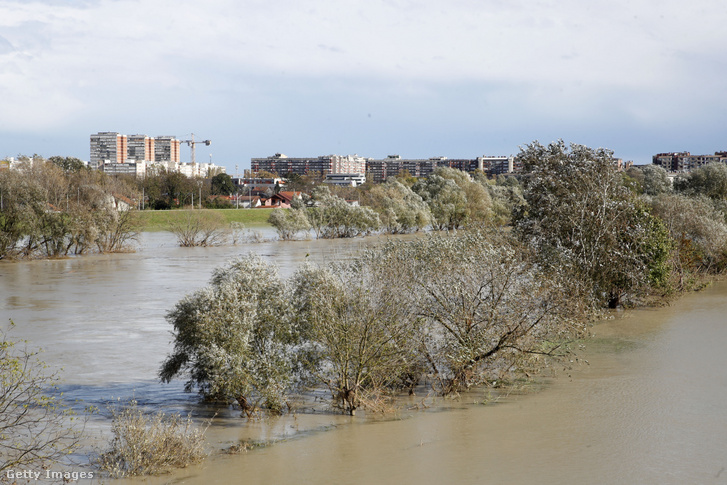 Az elöntött terület képe heves esőzések után, amelyek áradásokat okoztak a Száva folyó túlcsordulása miatt Horvátországban 2023. november 3-án