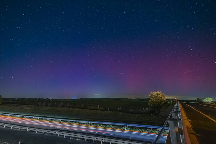 Sarki fény az északi égbolton az M7-es autópálya mellett, Nagykanizsánál 2023. november 5-én.