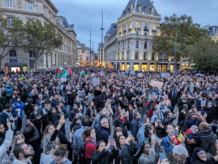 Több ezer ember vesz részt a palesztinok támogatására szervezett tüntetésen Párizsban 2023. október 19-én