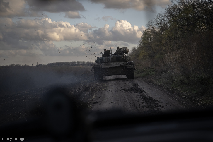 Az ukrán hadsereg 47. dandárjának harckocsizó részlegének katonái a harckocsizó fronton az orosz-ukrán háború folytatásakor az ukrajnai Zaporizzsjai területen 2023. november 5-én