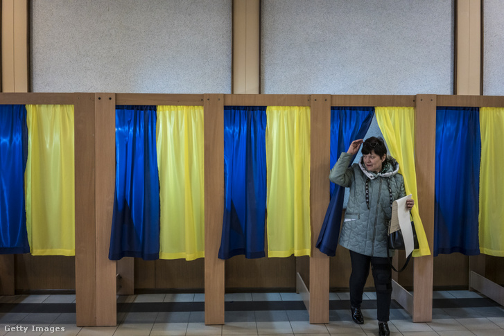 Egy szavazó kilép a szavazófülkéből, miután kitöltötte szavazólapját az ukrajnai elnökválasztáson 2019. március 31-én Kijevben