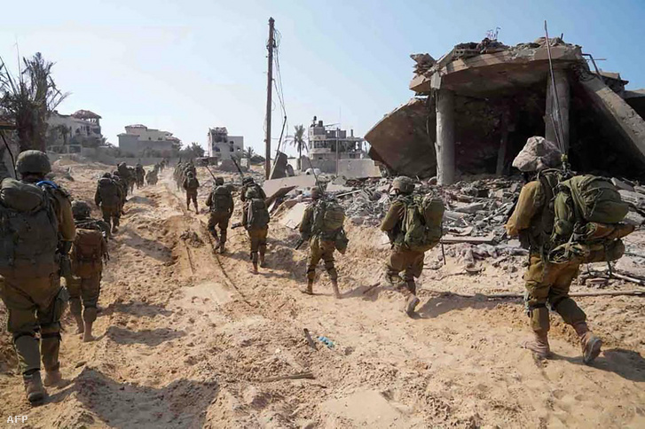 Az izraeli hadsereg járőrözik a Gázai övezetben 2023. november 5-én