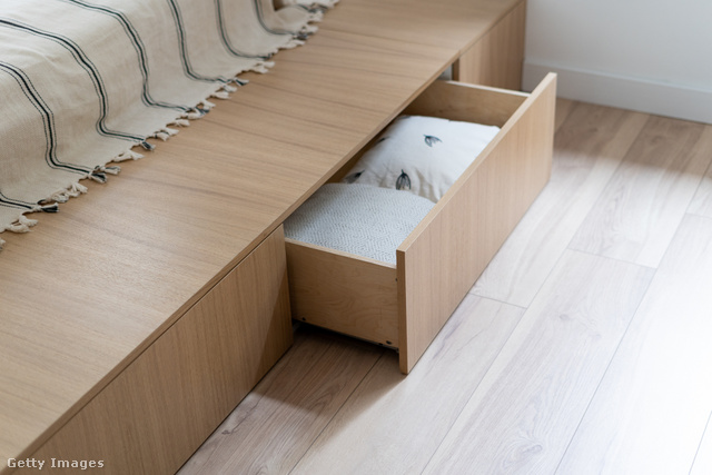 Az ágy alatti tárolás egy kis lakásban nagyon fontos lehet: ne szalaszd el a lehetőséget akkor sem, ha nincsen ágyneműtartód!