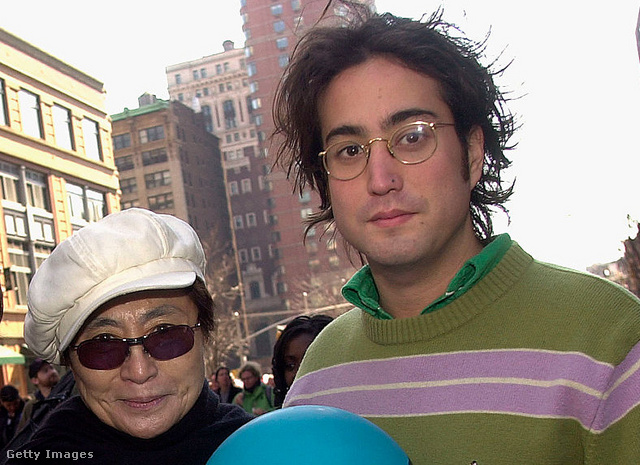 John Lennon halála után 35 évvel özvegye és fia