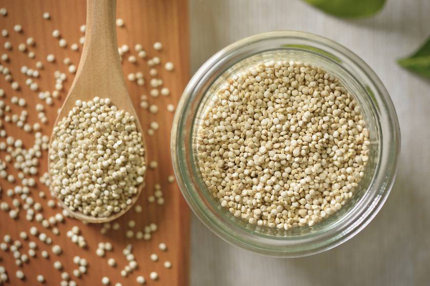 A quinoa nem véletlenül vált népszerű étellé a tudatos fogyasztók körében. Ennek az úgynevezett álgabonának hetven százaléka szénhidrát, ugyanakkor magas a fehérjetartalma, és jó rostforrás is, melynek köszönhetően jótékony hatással van az emésztésre, és hosszú időre elűzi az éhségérzetet.