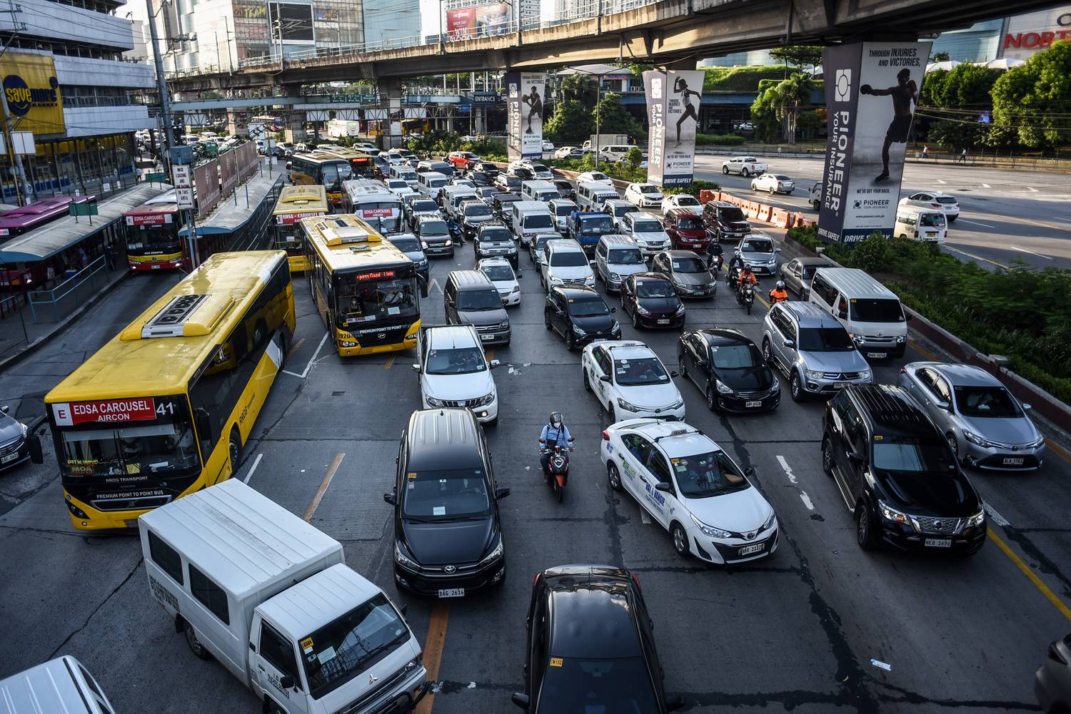 Manilában sem lehet egyszerű a buszsofőr élet.