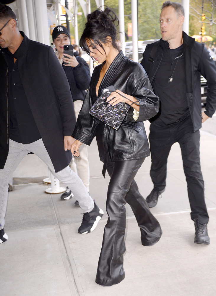 Kim Kardashiant tegnap reggel kapták lencsevégre a paparazzók, amikor kilépett New York-i lakásából