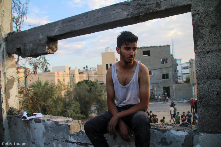 Egy palesztin állampolgár a Gázai övezet déli részén 2023. október 17-én