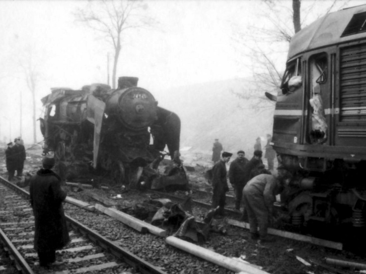 Mindkét vonat vontatójárművét selejtezni kellett a baleset után (fotó: MÁV VBO archív)