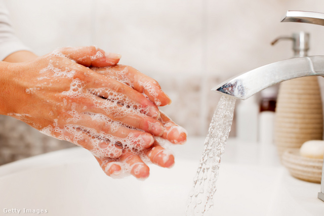 A meleg vizes alapos kézmosás elengedhetetlen, ha meg akarunk szabadulni a baktériumoktól