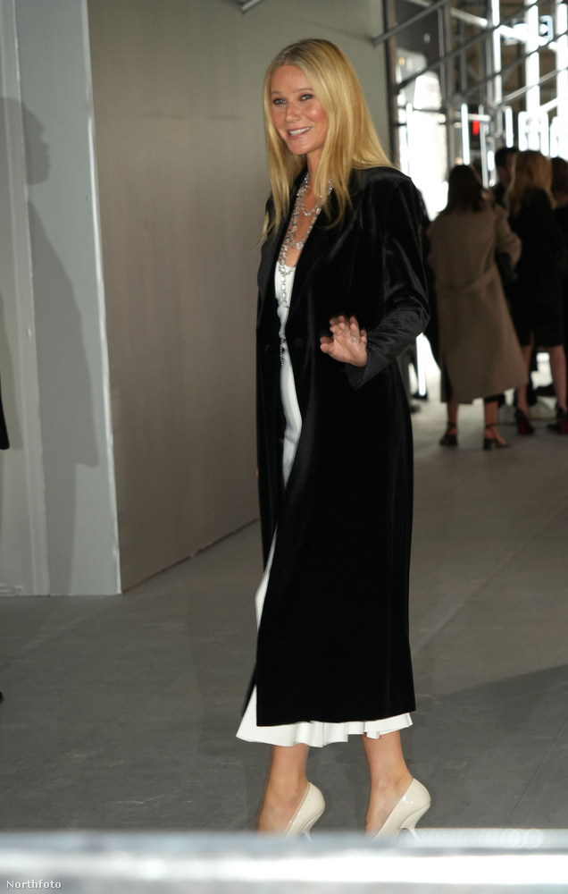 Az ünnepségre Gwyneth Paltrow egy hosszú fehér ruhában és fekete kabátban érkezett, a nyakában kristályok lógtak.