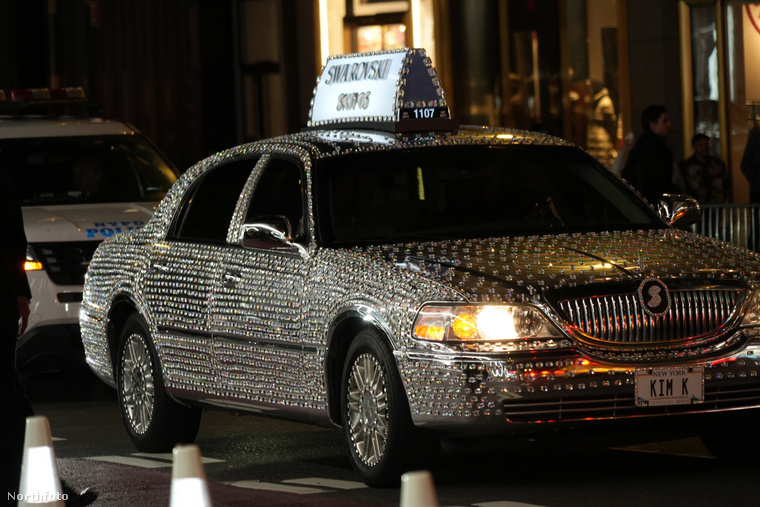 A sztárokat Swarovski-kristályokkal kirakott taxik szállították az ünnepség helyszínére, az osztrák márka 5