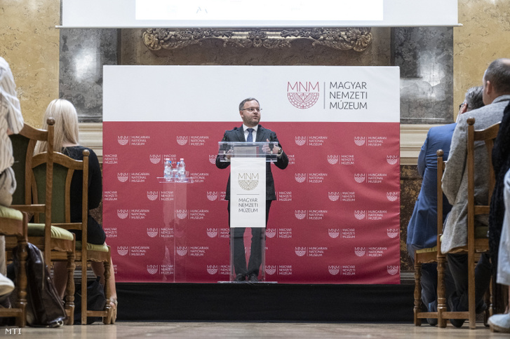Orbán Balázs a miniszterelnök politikai igazgatója beszédet mond a World Press Photo 2023 kiállítás megnyitóján a Magyar Nemzeti Múzeumban 2023. szeptember 21-én