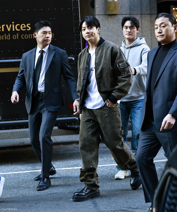 Jungkook a dél-koreai BTS egyik sztárja New York utcáin sétálgatott testőrei kíséretében