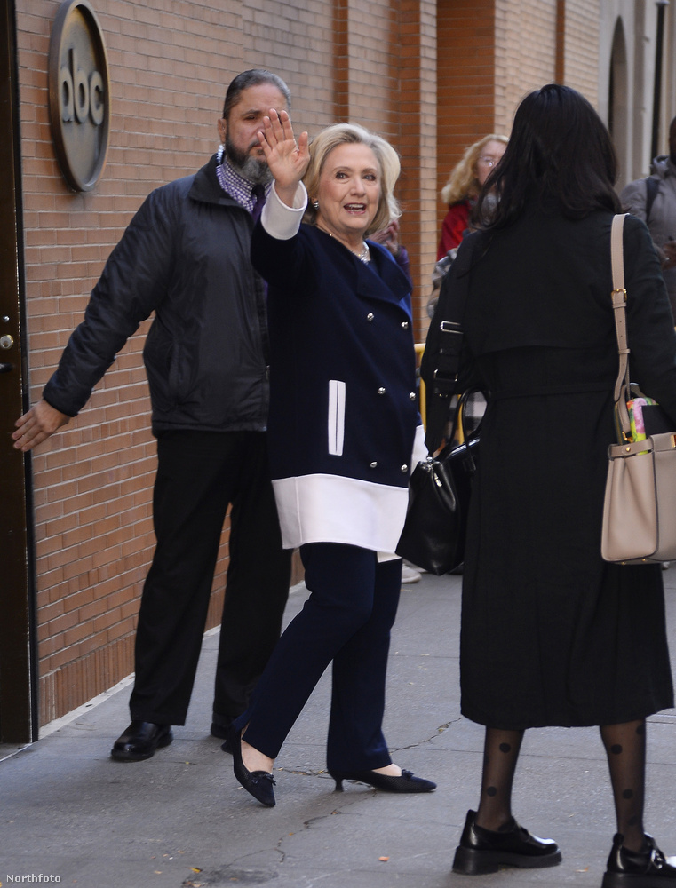 Hillary Clinton New Yorkban fotózták le, amint elhagyja a The View című műsor stúdióját
