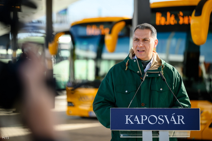 Lázár János építési és közlekedési miniszter beszédet mond a Volánbusz Zrt. Somogy vármegye helyközi közlekedésében részt vevő 22 új, Credobus Econell 12 típusú, dízelüzemű autóbuszának átadásán Kaposváron 2023. november 9-én