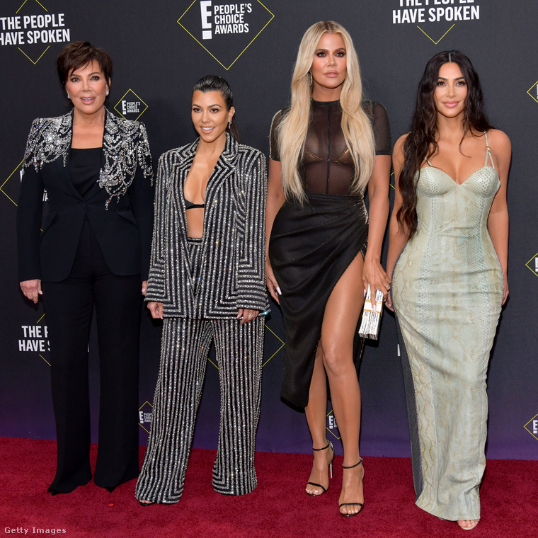 Kris Jenner, Kourtney Kardashian, Khloé Kardashian és Kim Kardashian. (Fotó: Frazer Harrison / Getty Images Hungary)