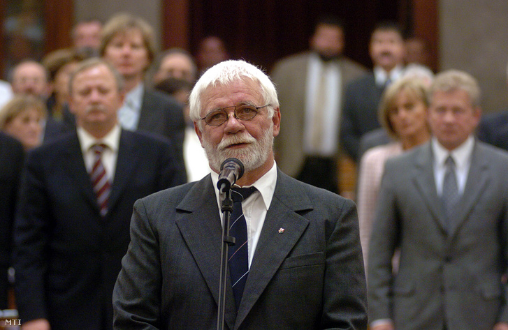 Alföldi Albert a Magyar Szocialista Párt új parlamenti képviselője leteszi az esküt az Országgyűlés előtt 2004. november 2-án