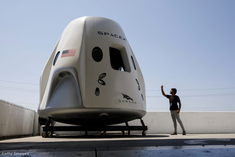 A SpaceX Crew Dragon űrhajó egy darabja. (Fotó: Bloomberg / Getty Images Hungary)