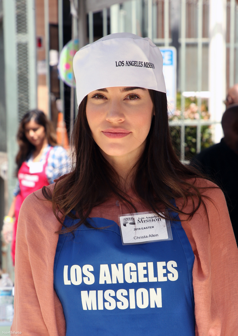 Christa B. Allen egy Los Angeles-i ételosztáson. (Fotó: Faye Sadou / Northfoto)
