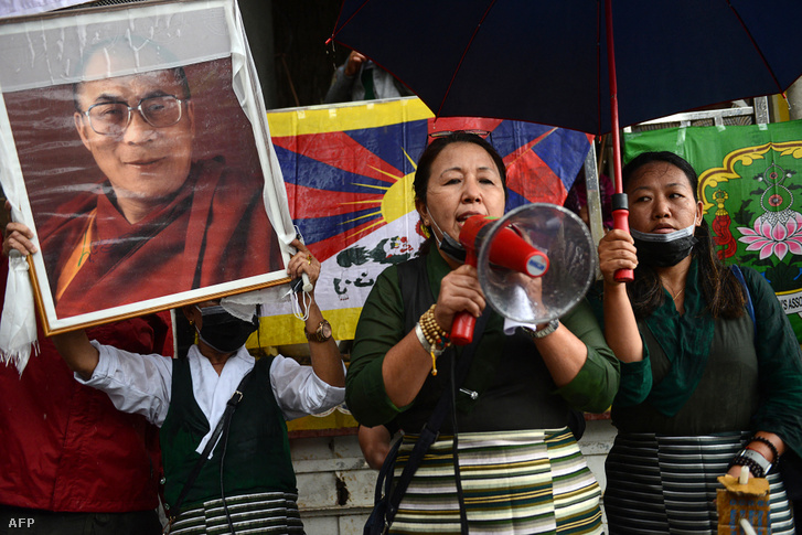 A dalai láma szimpatizánsai tüntetnek 2021. július 1-jén