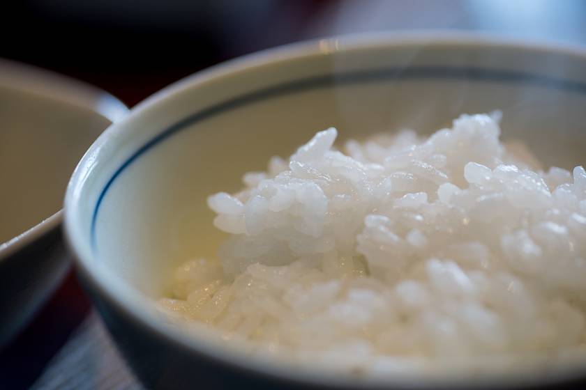 A fehér rizs számos országban számít alapvető élelmiszernek. Azt viszont kevesen tudják, hogy már 80 gramm nyers rizs tartalmazza a napi folsavszükséglet 19 százalékát és a nők tiaminszükségletének 22 százalékát. De magas a szénhidráttartalma is, amiről úgy tartják, segíti a pihentető alvást. A legjobb, ha lefekvés előtt egy órával fogyasztasz belőle.