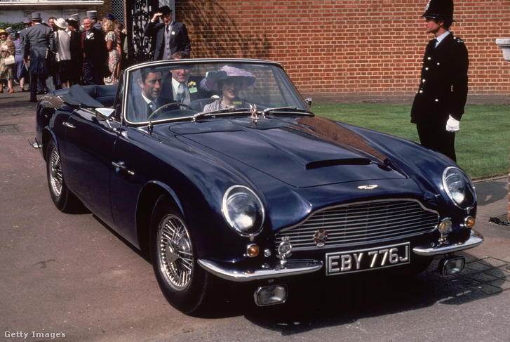 III. Károly a 21. születésnapjára kapott Aston Martin autóban, mellette korábbi felesége, Diana hercegné