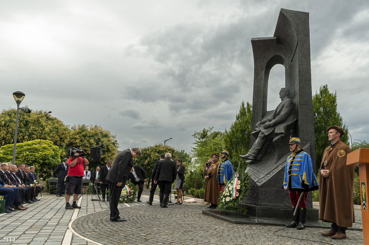 Wekerle Sándor szobrának avatása halálának 100. évfordulója alkalmából szülővárosában, Móron 2021. augusztus 26-án.
