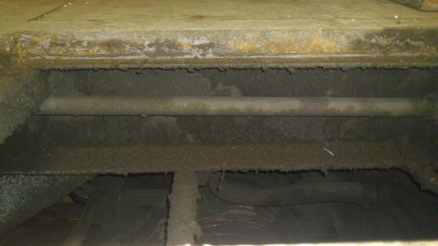 A kép a padlódugót felemelve készült (a metróvezető fotója)