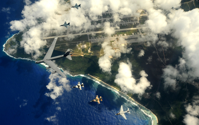 B-52 Stratofortress és kisebb harci repülők alakzatban Guam felett