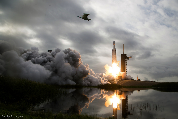 A NASA képén a SpaceX Falcon Heavy rakétája startol a Psyche űrszondával a fedélzetén a floridai Cape Canaveralban található Kennedy Űrközpont 39A indítóközpontjából 2023. október 13-án. A NASA Psyche űrszondája a Mars és a Jupiter között a Nap körül keringő, azonos nevű, fémekben gazdag aszteroidához utazik, hogy tanulmányozza annak összetételét