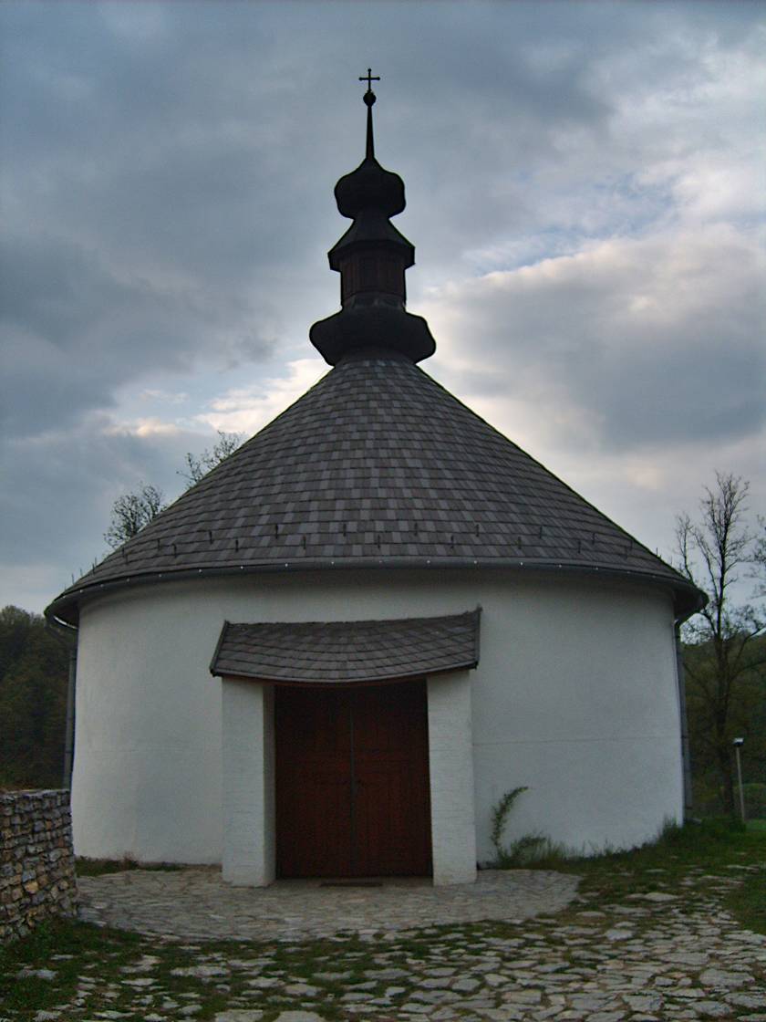 Bájos Árpád-kori körtemploma teszi igazán jellegzetessé a szlovák határ közelében található Kissikátor 310 fő lakta települését.