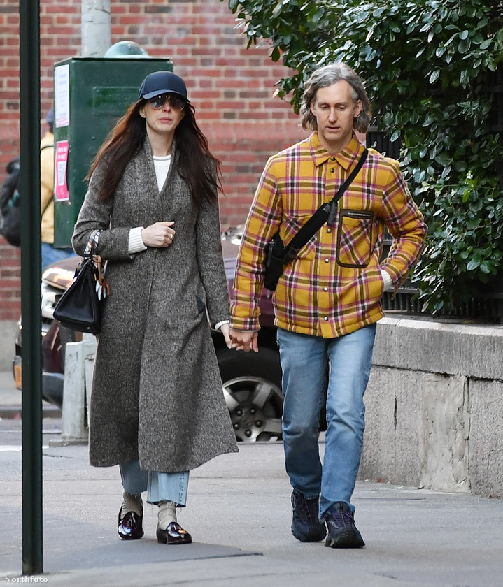 Anne Hathaway-t a születésnapján kapták lencsevégre, amint a férjével, Adam Shulmannal járták New York utcáit