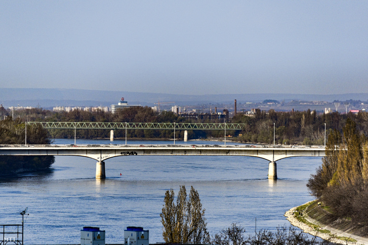 Az Árpád híd részlete a Duna folyó felett 2021. március 31-én