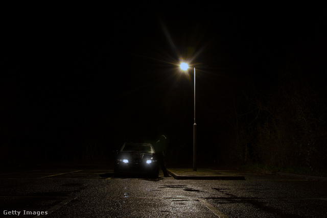 Éjszaka és fekete színű autó: veszélyes kombináció