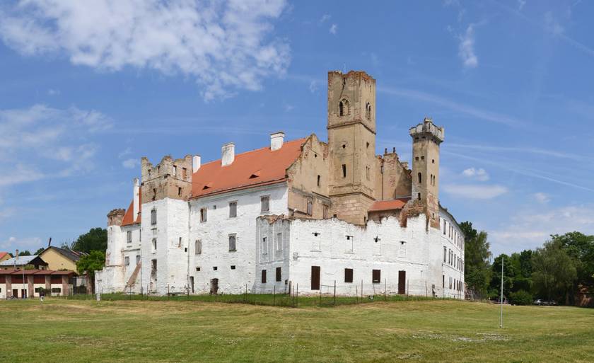 Břeclav városa mindössze három és fél óra vonatozással elérhető, nyugodt, mégis pazar úti célt jelent. Történelmi jelentőségű várát érdemes felkeresni, tornyából csodás kilátás nyílik a környékre, utcái is hangulatosak.