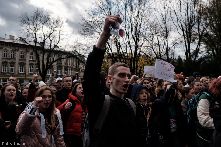 Különböző egyetemek hallgatói tartják az Iryna Farion kirúgását követelő felhívást tartalmazó plakátokat a Lembergi Politechnikai Nemzeti Egyetem előtt 2023. november 14-én az ukrajnai Lembergben