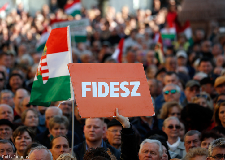 A Fidesz párt támogatói részt vesznek egy kampányzáró gyűlésen Székesfehérváron 2018. április 6-án