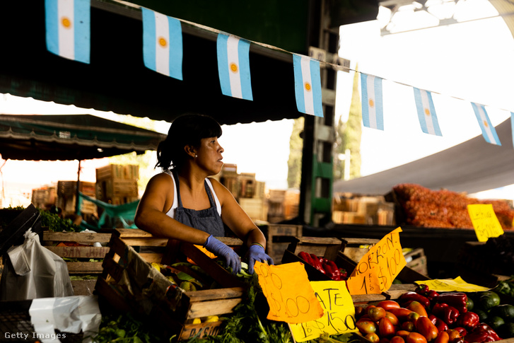Egy nő dolgozik a Buenos Aires-i központi piacon 2023. március 16-án